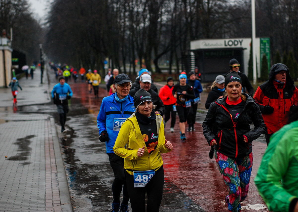 Kilkaset osób wzięło udział w XVIII edycji noworocznego maratonu Cyborg. Chłód i deszcz nie zniechęciły ogromu zawodników, jak co roku Park Śląski odwiedził tłum biegaczy.