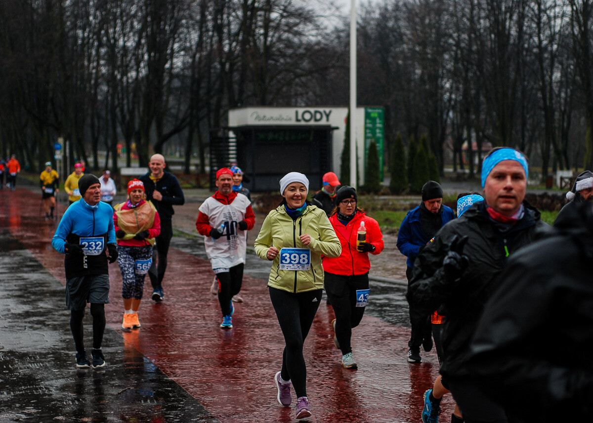 Kilkaset osób wzięło udział w XVIII edycji noworocznego maratonu Cyborg. Chłód i deszcz nie zniechęciły ogromu zawodników, jak co roku Park Śląski odwiedził tłum biegaczy.