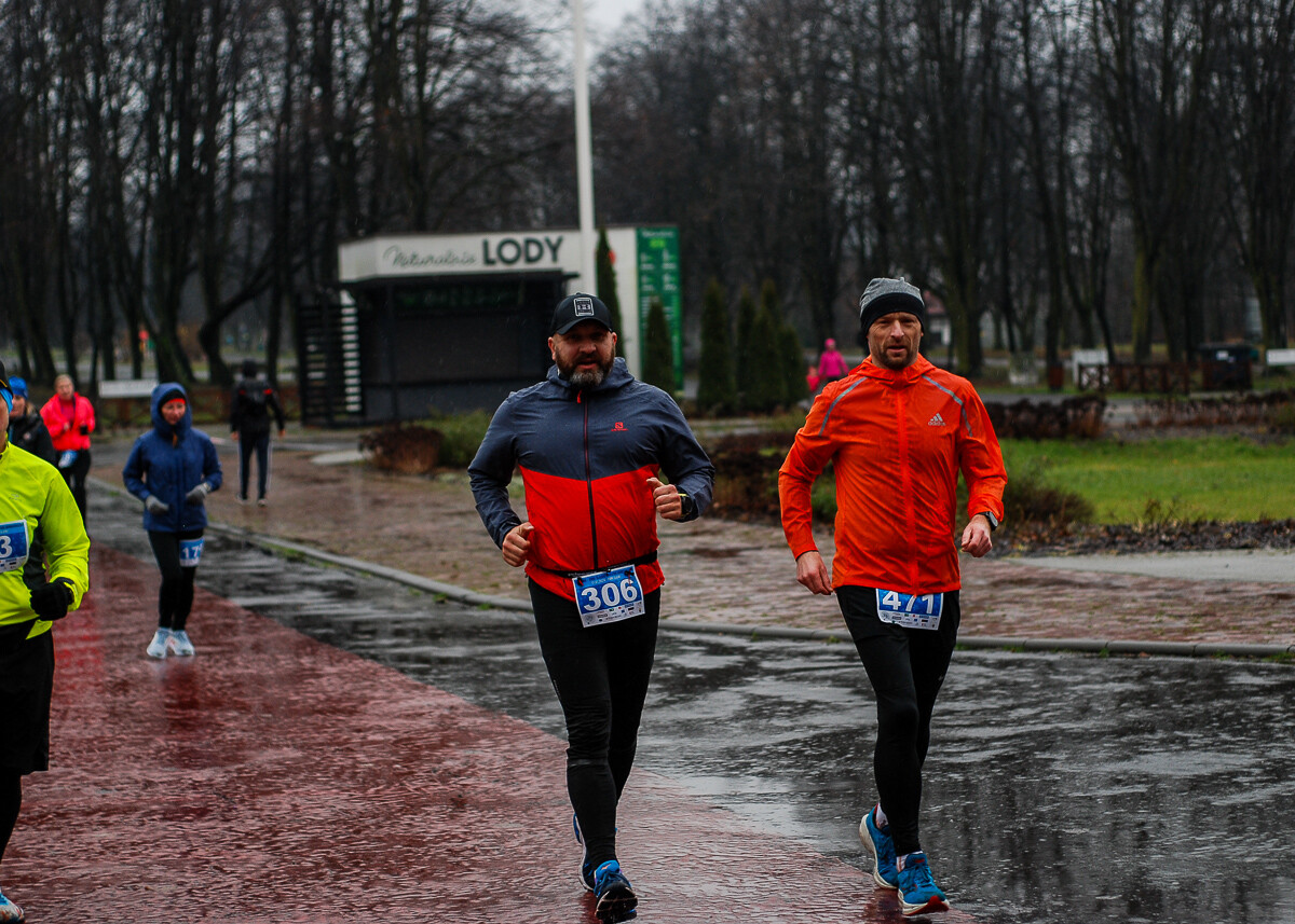 Kilkaset osób wzięło udział w XVIII edycji noworocznego maratonu Cyborg. Chłód i deszcz nie zniechęciły ogromu zawodników, jak co roku Park Śląski odwiedził tłum biegaczy.