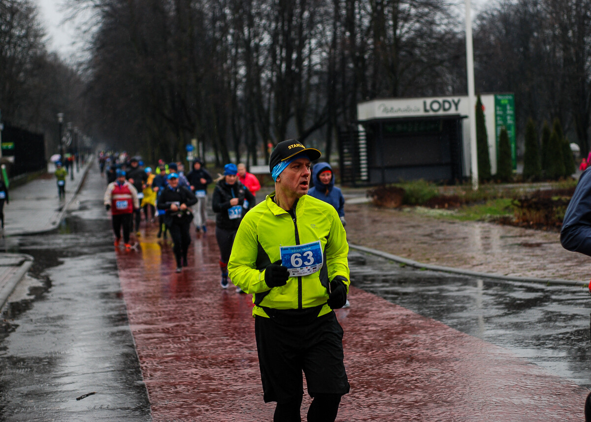 Kilkaset osób wzięło udział w XVIII edycji noworocznego maratonu Cyborg. Chłód i deszcz nie zniechęciły ogromu zawodników, jak co roku Park Śląski odwiedził tłum biegaczy.