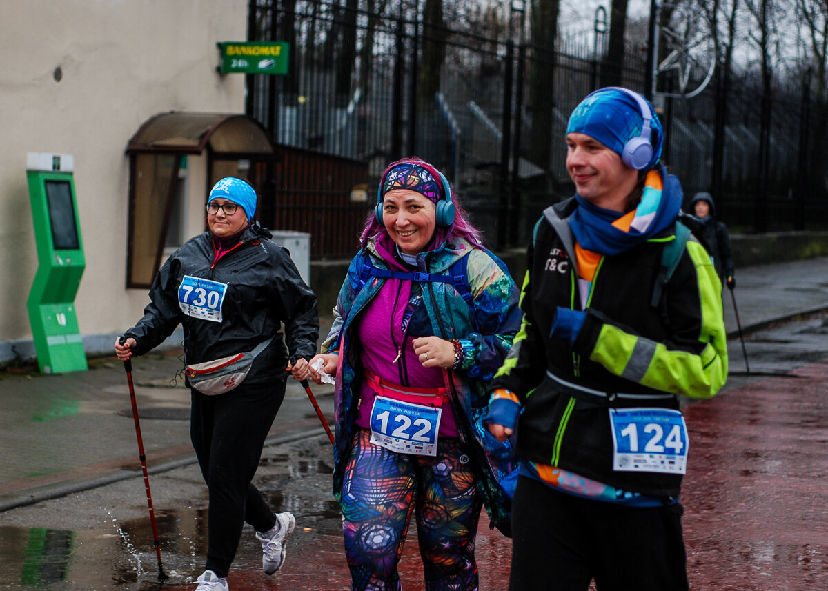 Kilkaset osób wzięło udział w XVIII edycji noworocznego maratonu Cyborg. Chłód i deszcz nie zniechęciły ogromu zawodników, jak co roku Park Śląski odwiedził tłum biegaczy.