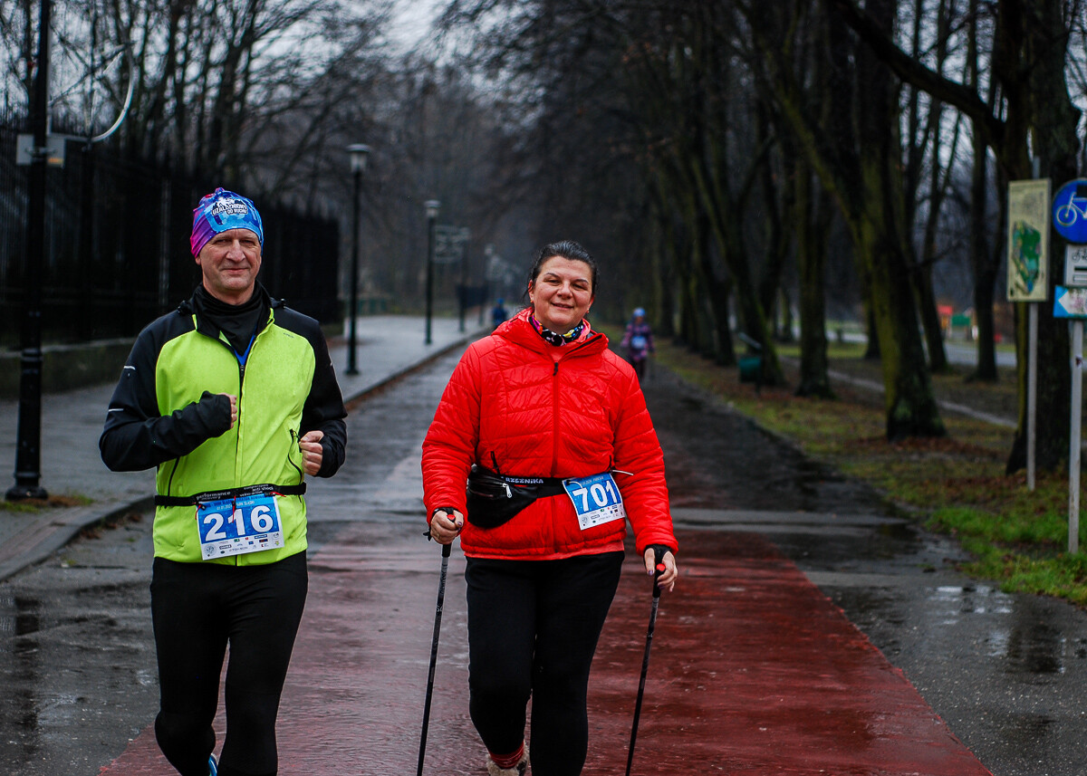 Kilkaset osób wzięło udział w XVIII edycji noworocznego maratonu Cyborg. Chłód i deszcz nie zniechęciły ogromu zawodników, jak co roku Park Śląski odwiedził tłum biegaczy.