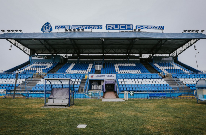 Demontaż oświetlenia na uszkodzonej wieży na stadionie. Będą utrudnienia na DTŚ