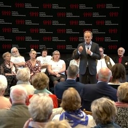 Donald Tusk w Chorzowie mówi&#322; o „babciowym”. Nowa pomoc socjalna ma wynie&#347;&#263; 1500 z&#322;