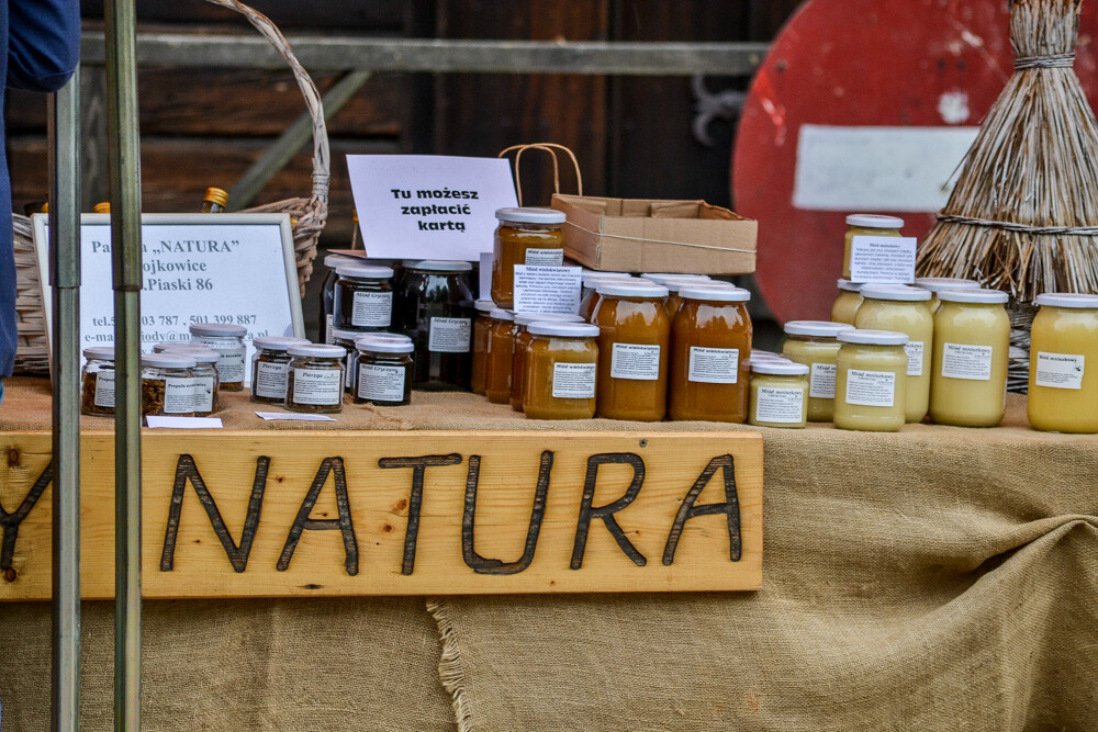 Dzień Miodu w chorzowskim Skansenie przyciągnął sporo osób, chętnych weekendowego wypoczynku i ciekawych tego, co tym razem zaproponuje Park Etnograficzny. Był miód, pszczoły, pokazy i rozmowy. Mamy zdjęcia.