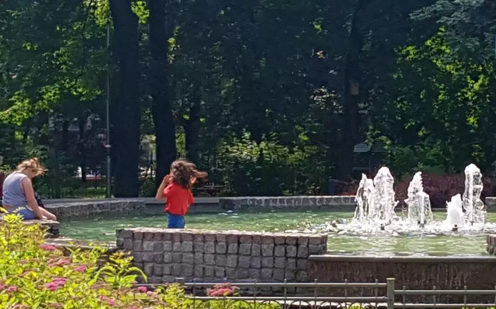 Kąpiel i zabawa w miejskich fontannach może być groźna dla zdrowia - ostrzega chorzowski sanepid