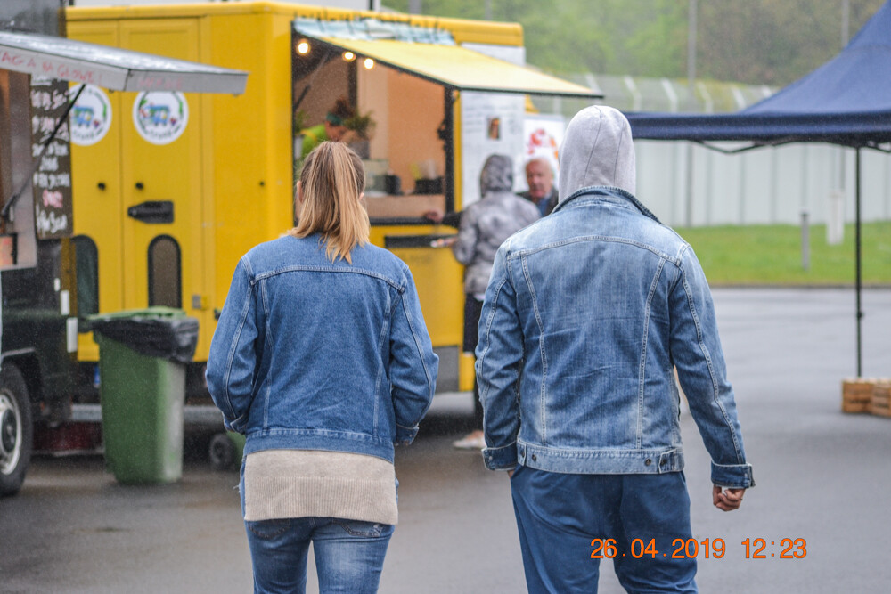 Około 50 food trucków pojawiło się przed Stadionem Śląskim – jest muzyka na żywo, mnóstwo pysznego jedzenie, ale pogoda nas nie rozpieszcza. Mimo to, warto się wybrać, bo impreza zapowiada się ciekawie. Gotowi na gastrowozy?