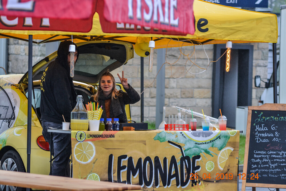 Około 50 food trucków pojawiło się przed Stadionem Śląskim – jest muzyka na żywo, mnóstwo pysznego jedzenie, ale pogoda nas nie rozpieszcza. Mimo to, warto się wybrać, bo impreza zapowiada się ciekawie. Gotowi na gastrowozy?