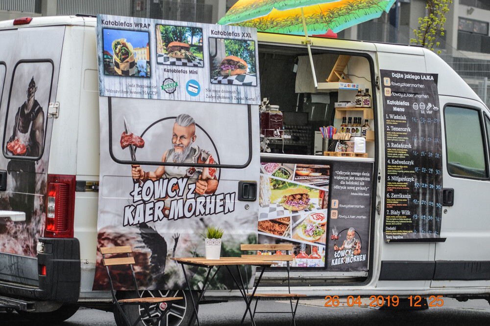 Około 50 food trucków pojawiło się przed Stadionem Śląskim – jest muzyka na żywo, mnóstwo pysznego jedzenie, ale pogoda nas nie rozpieszcza. Mimo to, warto się wybrać, bo impreza zapowiada się ciekawie. Gotowi na gastrowozy?