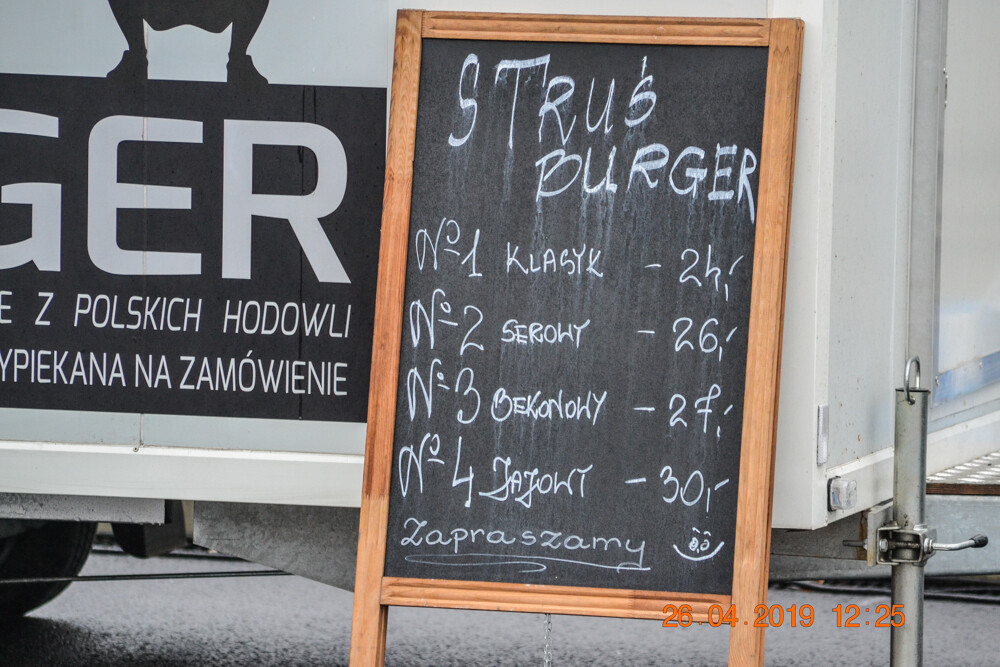 Około 50 food trucków pojawiło się przed Stadionem Śląskim – jest muzyka na żywo, mnóstwo pysznego jedzenie, ale pogoda nas nie rozpieszcza. Mimo to, warto się wybrać, bo impreza zapowiada się ciekawie. Gotowi na gastrowozy?