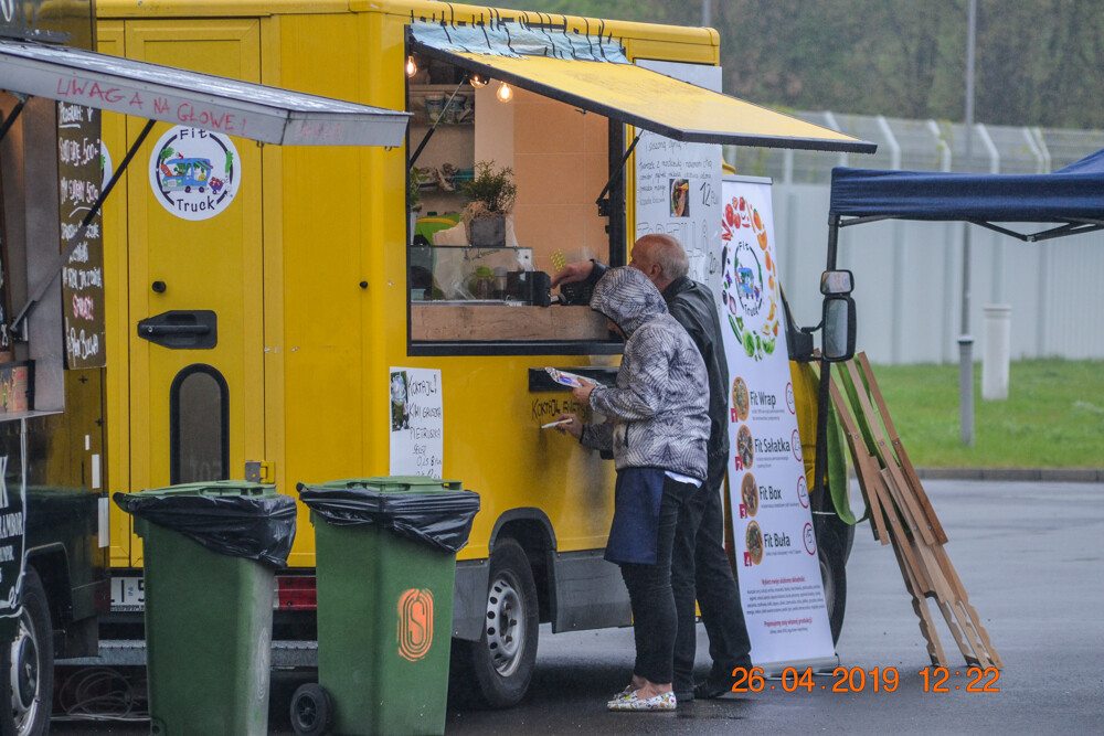 Około 50 food trucków pojawiło się przed Stadionem Śląskim – jest muzyka na żywo, mnóstwo pysznego jedzenie, ale pogoda nas nie rozpieszcza. Mimo to, warto się wybrać, bo impreza zapowiada się ciekawie. Gotowi na gastrowozy?