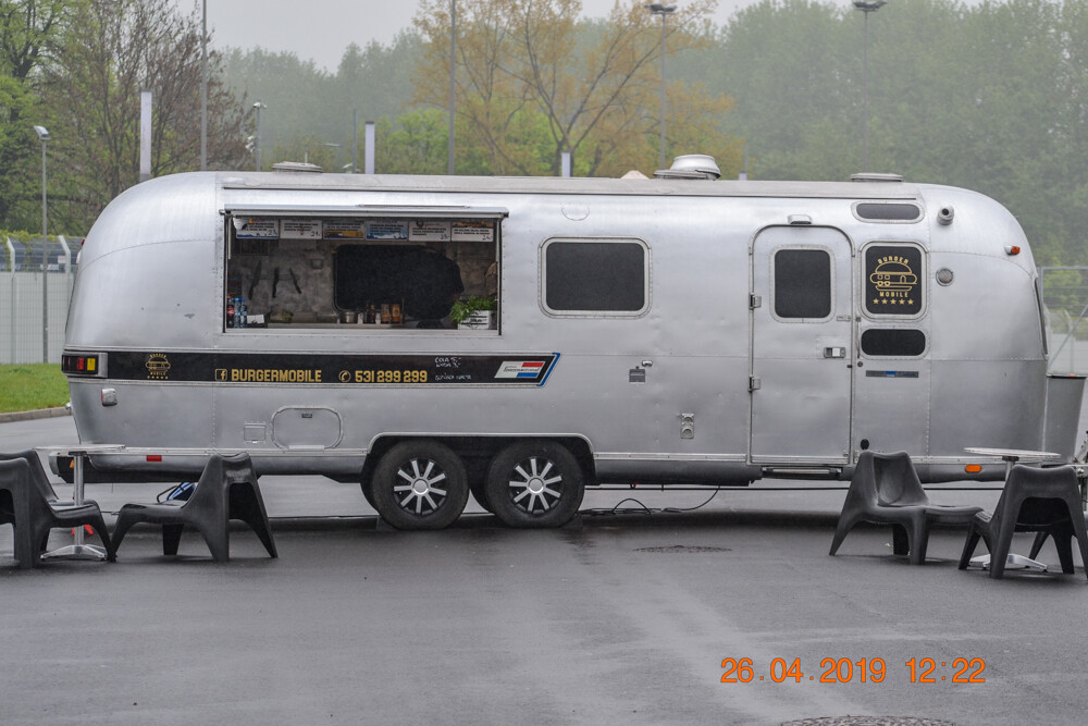 Około 50 food trucków pojawiło się przed Stadionem Śląskim – jest muzyka na żywo, mnóstwo pysznego jedzenie, ale pogoda nas nie rozpieszcza. Mimo to, warto się wybrać, bo impreza zapowiada się ciekawie. Gotowi na gastrowozy?