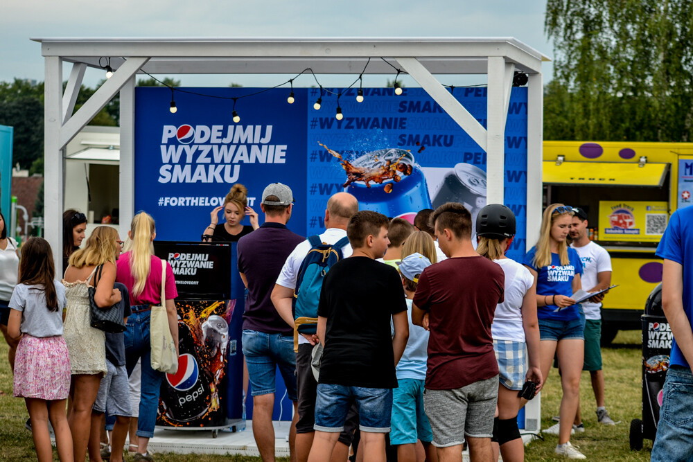 Kolejka szybko rosła.