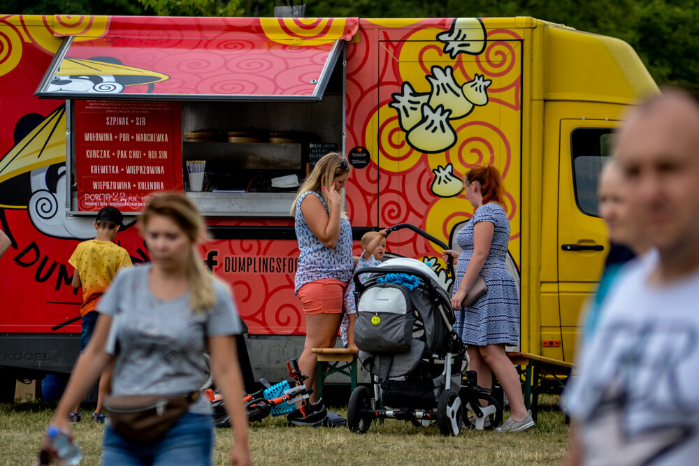 Trwa kolejny zlot food trucków w Parku Śląskim, tym razem gastrowozy rozłożyły się przy hali kapelusz. Imprezę wspiera Pepsi, która jest współorganizatorem wydarzenia.