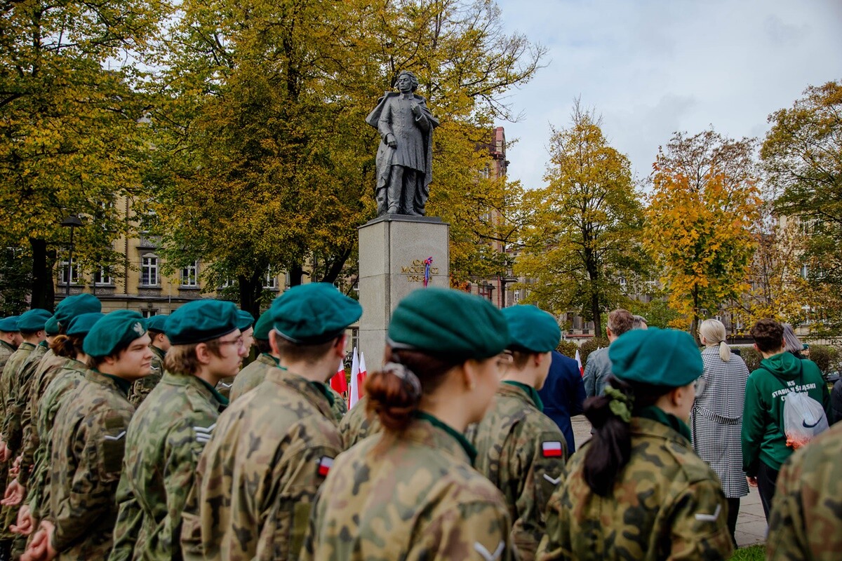 Odsłonięcie pomnika Adama Mickiewicza po renowacji / fot. FB Szymon Michałek, UM Chorzów