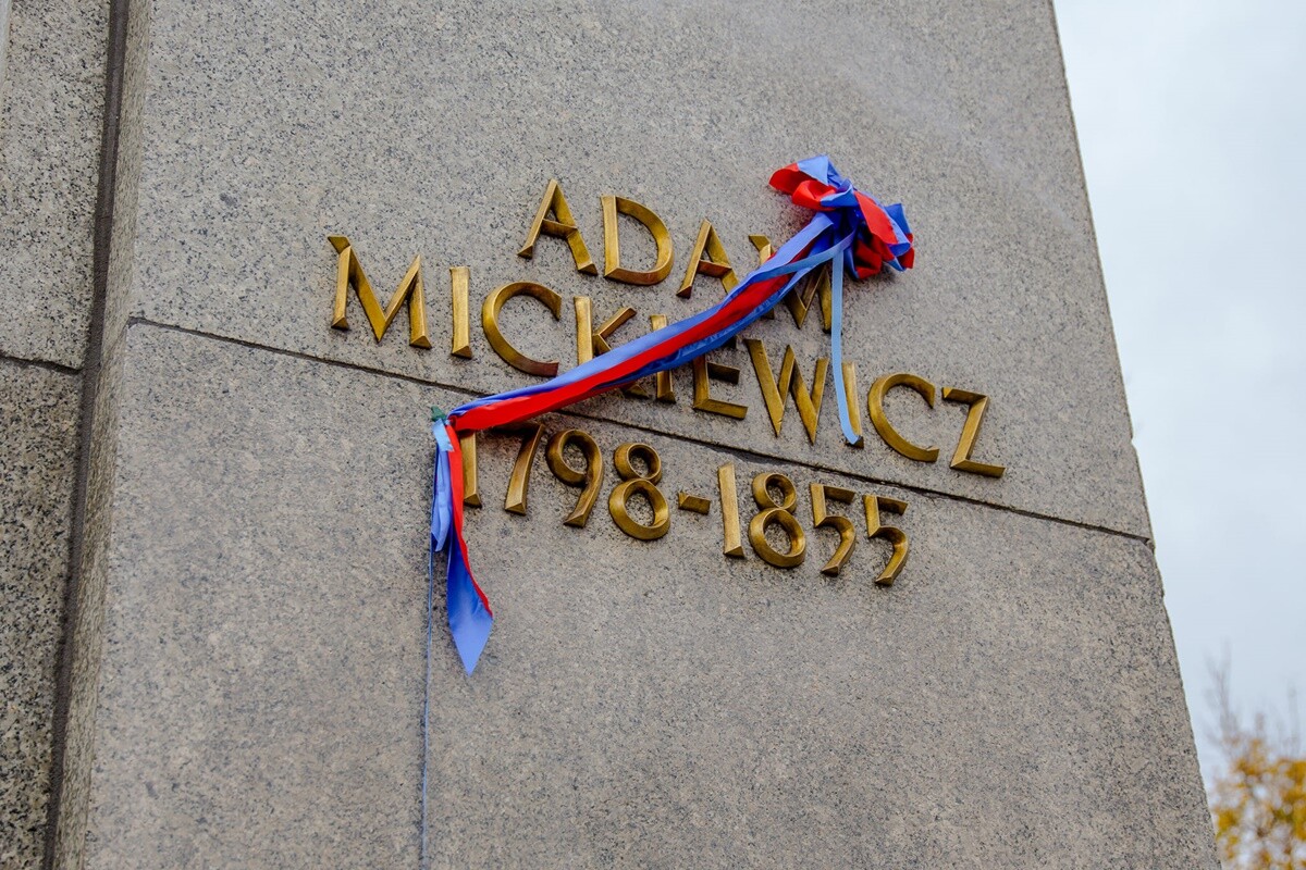 Odsłonięcie pomnika Adama Mickiewicza po renowacji / fot. FB Szymon Michałek, UM Chorzów