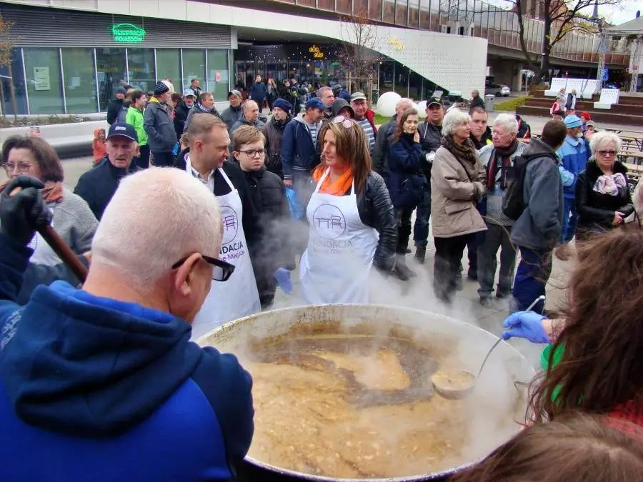 Ogromny gar i wielkie gotowanie na Rynku w Chorzowie. Rozdano tysiąc porcji żuru! Akcję zorganizowano z okazji, przypadającego 17 listopada, Światowego Dnia Ubogich oraz po to, by przypomnieć o, największej w regionie, Wigilii dla Samotnych.
