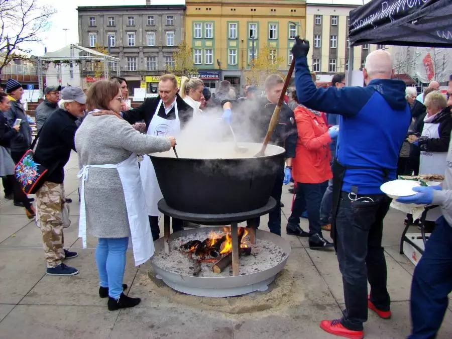 Ogromny gar i wielkie gotowanie na Rynku w Chorzowie. Rozdano tysiąc porcji żuru! Akcję zorganizowano z okazji, przypadającego 17 listopada, Światowego Dnia Ubogich oraz po to, by przypomnieć o, największej w regionie, Wigilii dla Samotnych.