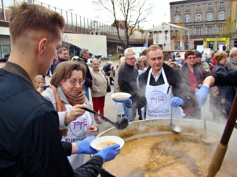 Ogromny gar i wielkie gotowanie na Rynku w Chorzowie. Rozdano tysiąc porcji żuru! Akcję zorganizowano z okazji, przypadającego 17 listopada, Światowego Dnia Ubogich oraz po to, by przypomnieć o, największej w regionie, Wigilii dla Samotnych.