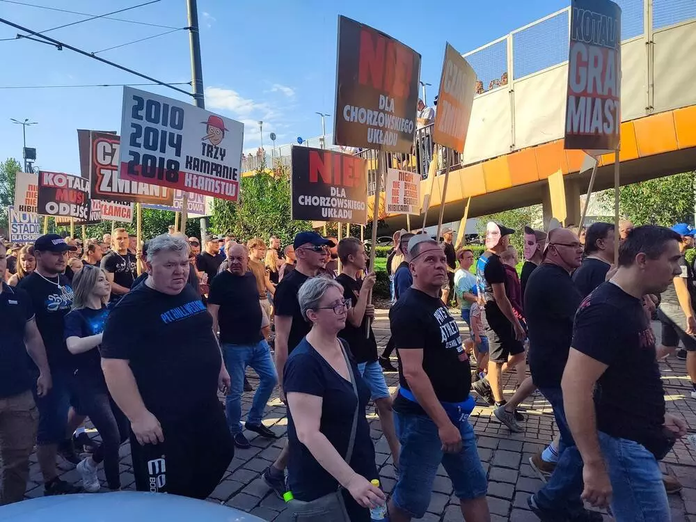 Grabarze miasta won! Protest kibiców Ruchu Chorzów w centrum miasta [ZDJ&#280;CIA]