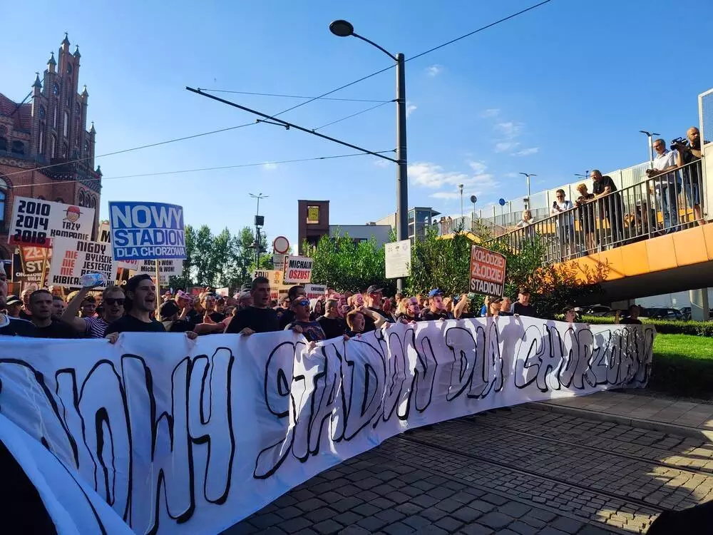 Grabarze miasta won! Protest kibiców Ruchu Chorzów w centrum miasta [ZDJ&#280;CIA]