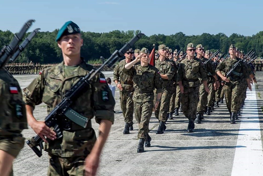 Wśród mieszkańców wiele emocji wzbudził wczoraj widok  helikopterów wojskowych i samolotów, które pojawiły się nad Chorzowem i pobliskimi miastami.