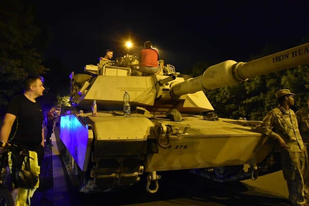 Wśród mieszkańców wiele emocji wzbudził wczoraj widok  helikopterów wojskowych i samolotów, które pojawiły się nad Chorzowem i pobliskimi miastami.