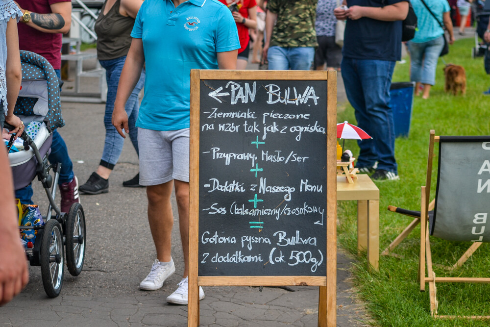 Po raz kolejny gościmy Foodtrucki w Parku Śląskim. Miasteczko gastrowozów pojawiło się przy kanale regatowym i...przyciąga sporo ludzi.