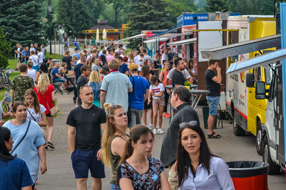 Po raz kolejny gościmy Foodtrucki w Parku Śląskim. Miasteczko gastrowozów pojawiło się przy kanale regatowym i...przyciąga sporo ludzi.