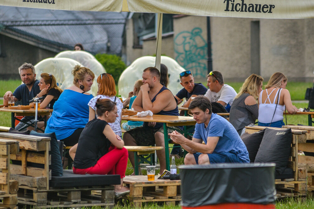Po raz kolejny gościmy Foodtrucki w Parku Śląskim. Miasteczko gastrowozów pojawiło się przy kanale regatowym i...przyciąga sporo ludzi.
