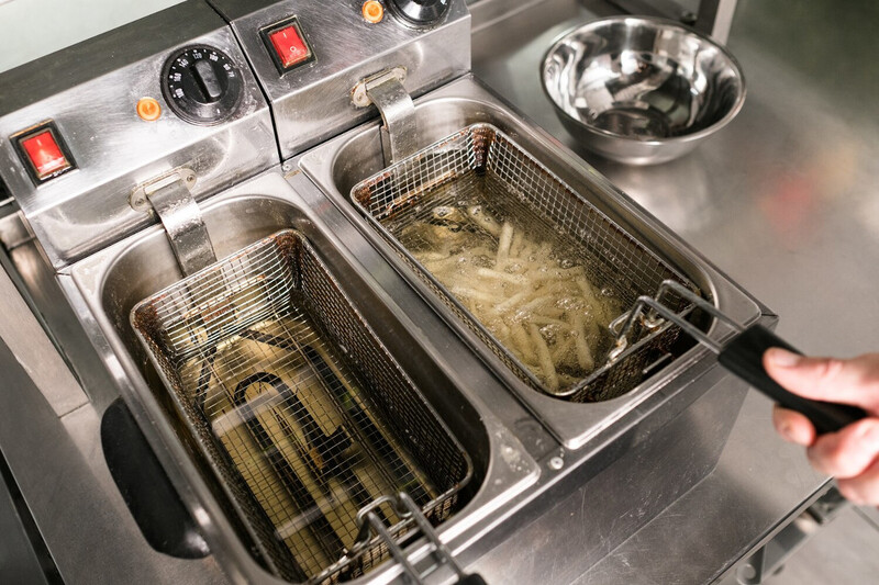 Jak dbać o frytownicę gastronomiczną, by służyła przez lata?