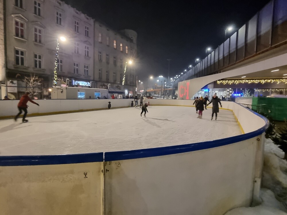 Wystartował Chorzowski Jarmark Bożonarodzeniowy! Na odwiedzających czeka wiele atrakcji: stoiska z ozdobami i upominkami świątecznymi, smaczne jedzenie i gorące napoje.