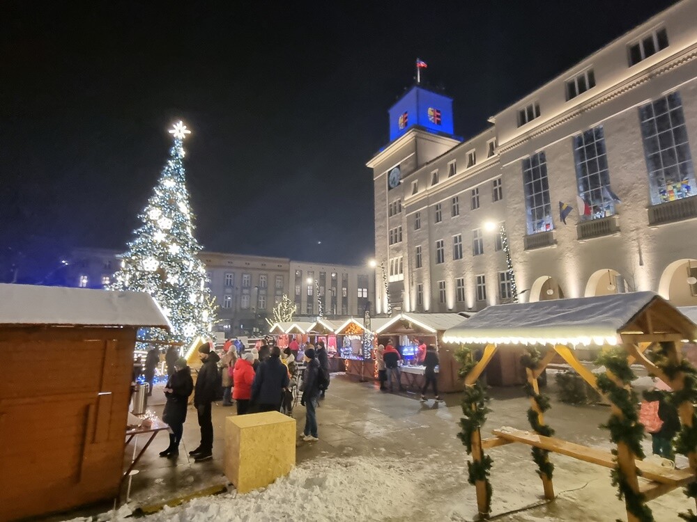 Wystartował Chorzowski Jarmark Bożonarodzeniowy! Na odwiedzających czeka wiele atrakcji: stoiska z ozdobami i upominkami świątecznymi, smaczne jedzenie i gorące napoje.