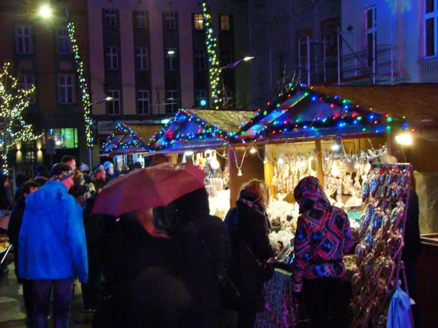 Kiermasz świątecznych ozdób i wyrobów regionalnych, karuzele oraz sceniczne występy – na Nowy Rynku w Chorzowie trwa Jarmark Bożonarodzeniowy. Zobaczcie jak wygląda!