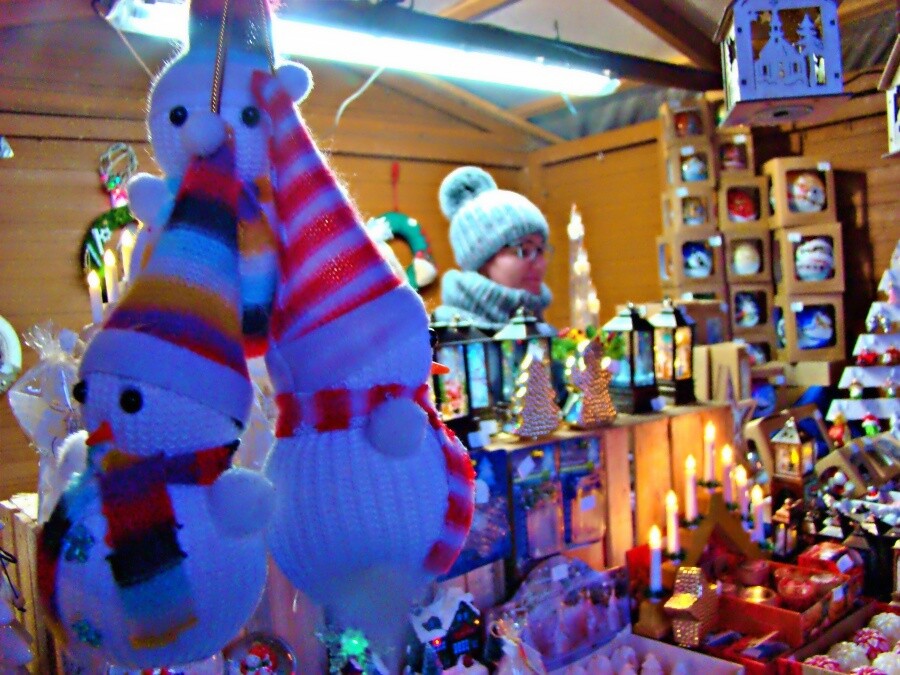 Kiermasz świątecznych ozdób i wyrobów regionalnych, karuzele oraz sceniczne występy – na Nowy Rynku w Chorzowie trwa Jarmark Bożonarodzeniowy. Zobaczcie jak wygląda!