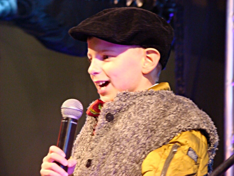 Kiermasz świątecznych ozdób i wyrobów regionalnych, karuzele oraz sceniczne występy – na Nowy Rynku w Chorzowie trwa Jarmark Bożonarodzeniowy. Zobaczcie jak wygląda!