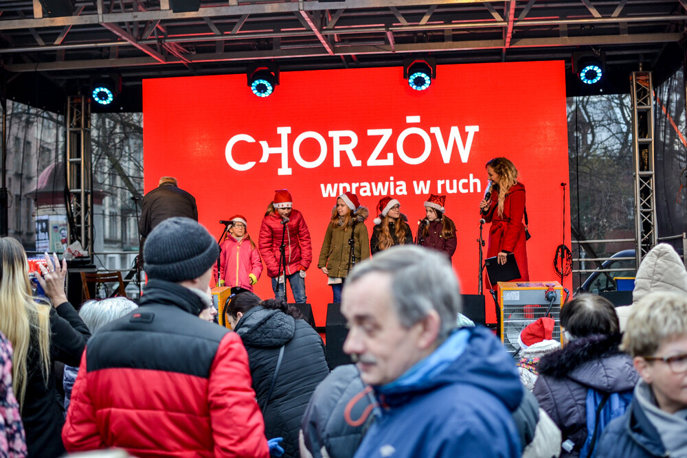 W tym roku jarmark odbywa się nie pod pomnikiem Redena, ale w Parku Hutników, obok USC. Jest tłoczno, kolorowo i wesoło, choć sama impreza skalą nie powala.