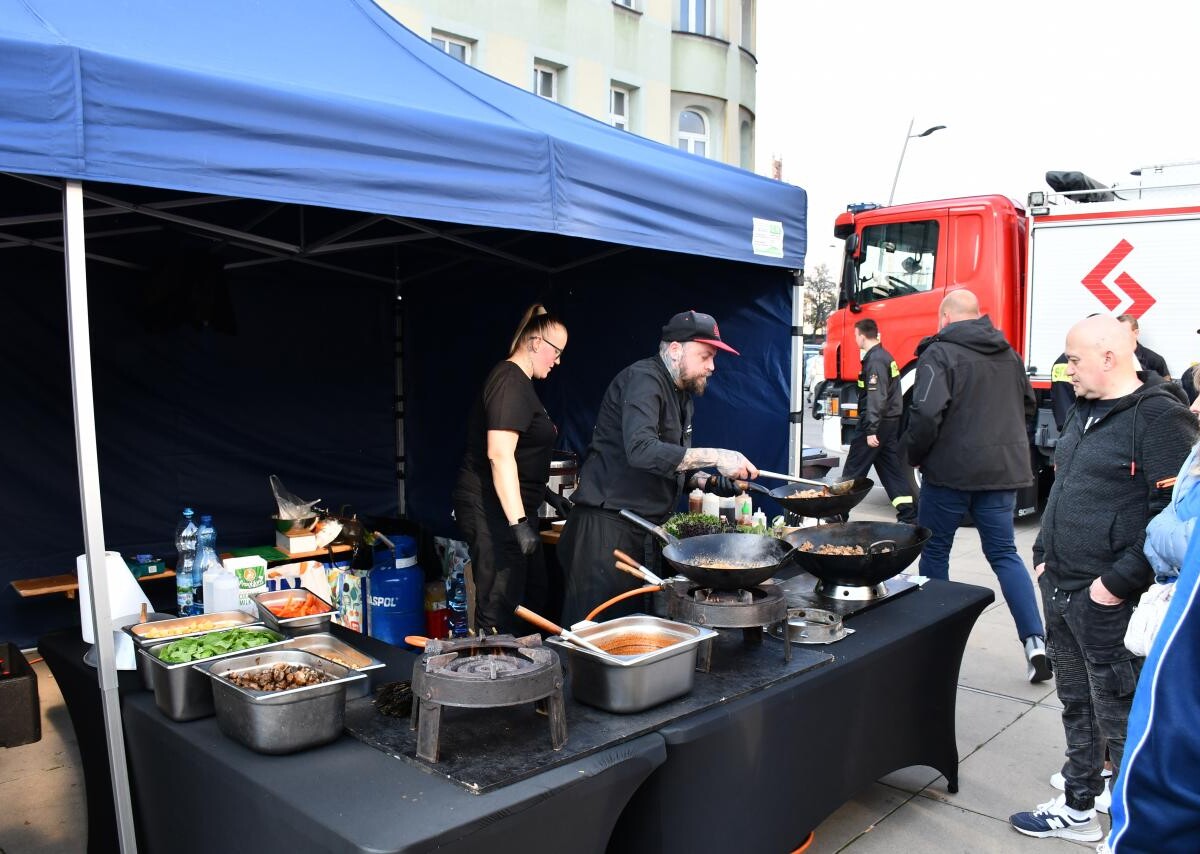 Na chorzowskim rynku odbyło się charytatywne wydarzenie — Kulinarny Ogień! / fot. Dominik Chrobaczek