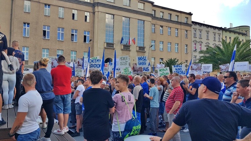 Kibice Ruchu Chorzów manifestowali na ulicach miasta domagając się budowy nowego stadionu dla Niebieskich. Na rynku wyszedł do nich prezydent Chorzowa, Andrzej Kotala, ale jego tłumaczenia... przyjęto gwizdami.