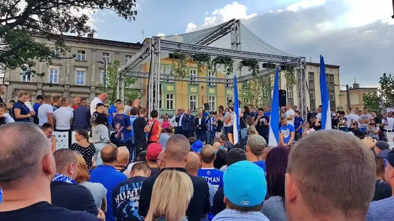 Kibice Ruchu Chorzów manifestowali na ulicach miasta domagając się budowy nowego stadionu dla Niebieskich. Na rynku wyszedł do nich prezydent Chorzowa, Andrzej Kotala, ale jego tłumaczenia... przyjęto gwizdami.