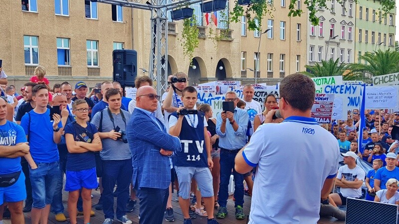 Kibice Ruchu Chorzów manifestowali na ulicach miasta domagając się budowy nowego stadionu dla Niebieskich. Na rynku wyszedł do nich prezydent Chorzowa, Andrzej Kotala, ale jego tłumaczenia... przyjęto gwizdami.