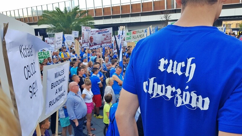 Kibice Ruchu Chorzów manifestowali na ulicach miasta domagając się budowy nowego stadionu dla Niebieskich. Na rynku wyszedł do nich prezydent Chorzowa, Andrzej Kotala, ale jego tłumaczenia... przyjęto gwizdami.