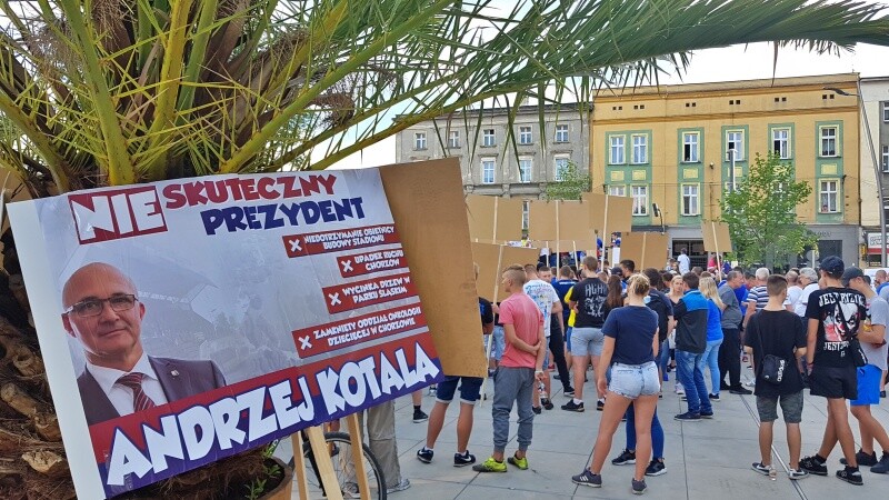 Kibice Ruchu Chorzów manifestowali na ulicach miasta domagając się budowy nowego stadionu dla Niebieskich. Na rynku wyszedł do nich prezydent Chorzowa, Andrzej Kotala, ale jego tłumaczenia... przyjęto gwizdami.