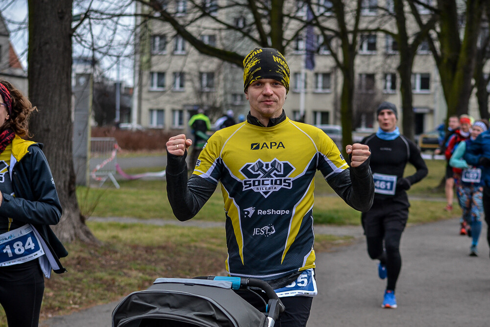 Po raz kolejny kilkaset osób witało Nowy Rok na sportowo, startując w Maratonie Cyborg w Parku Śląskim. Tradycyjnie my także byliśmy na starcie biegu i mamy dla Was zdjęcia!