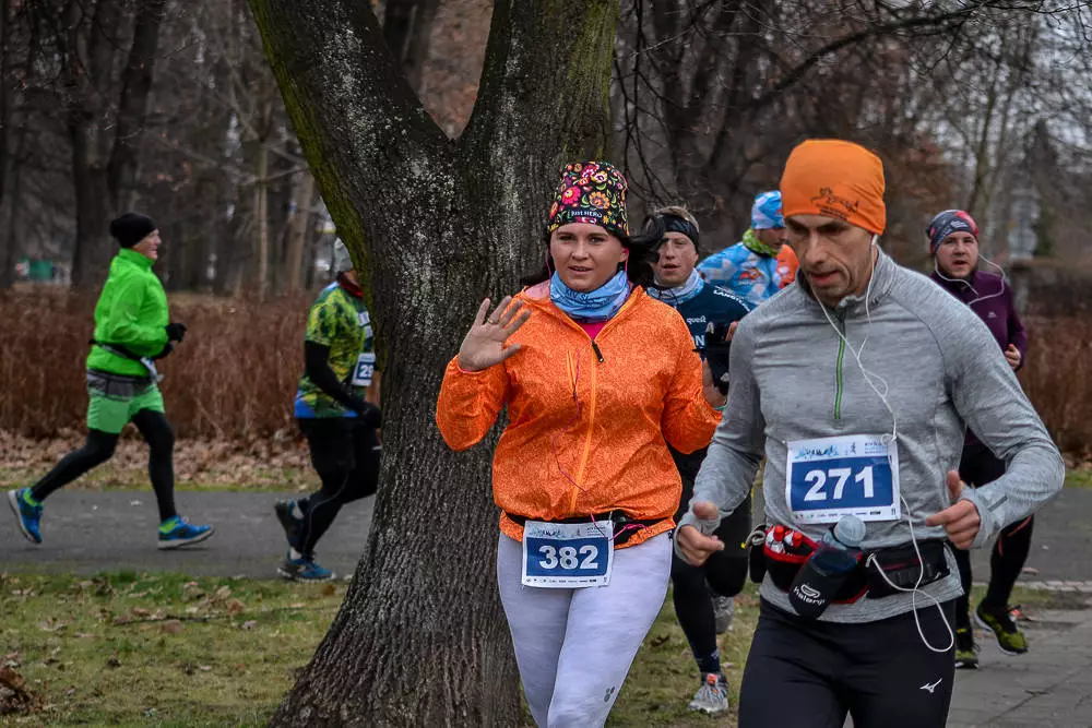 Po raz kolejny kilkaset osób witało Nowy Rok na sportowo, startując w Maratonie Cyborg w Parku Śląskim. Tradycyjnie my także byliśmy na starcie biegu i mamy dla Was zdjęcia!