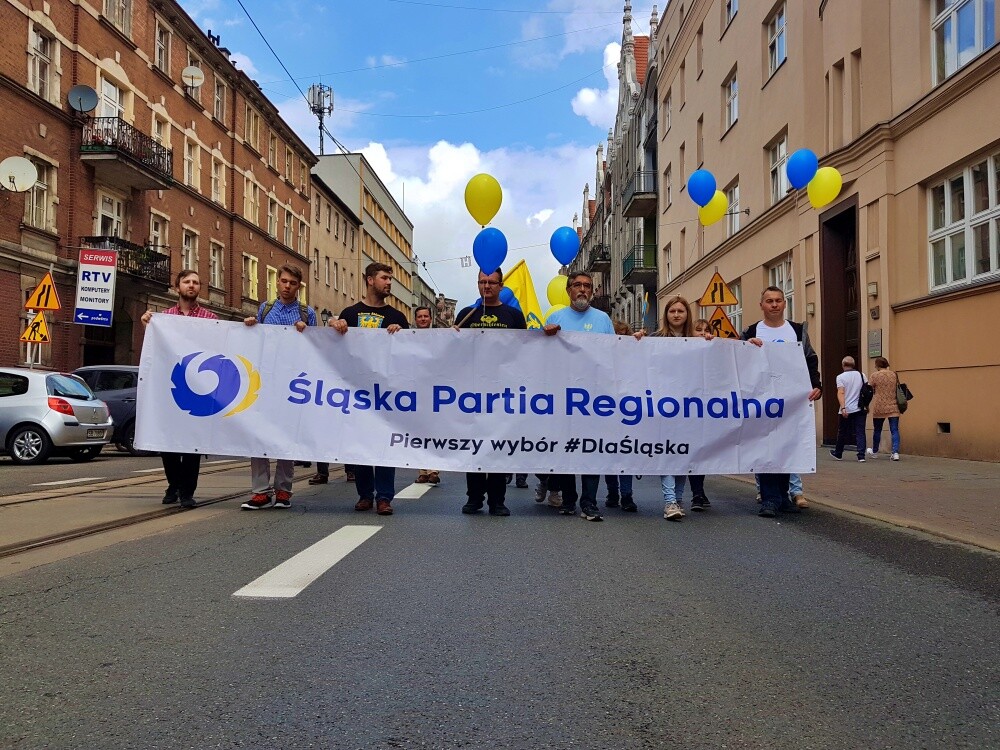 Morze żółto-niebieskich flag i hasła o  Górnym Śląsku, autonomii i samorządności - ulicami Katowic przeszedł 13. Marsz Autonomii. Wydarzenie organizowane jest przez Ruch Autonomii Śląska na pamiątkę przyznania autonomii przedwojennemu województwu śląskiemu.