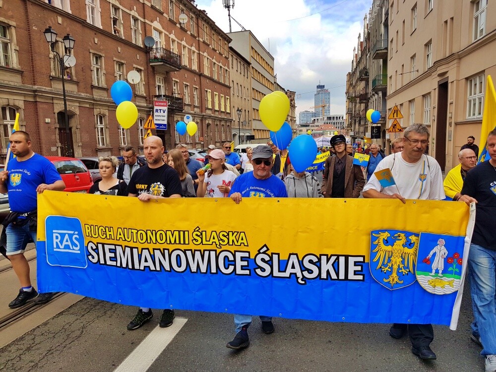 Morze żółto-niebieskich flag i hasła o  Górnym Śląsku, autonomii i samorządności - ulicami Katowic przeszedł 13. Marsz Autonomii. Wydarzenie organizowane jest przez Ruch Autonomii Śląska na pamiątkę przyznania autonomii przedwojennemu województwu śląskiemu.