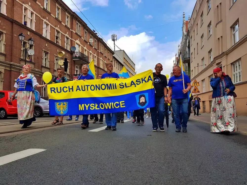 Morze żółto-niebieskich flag i hasła o  Górnym Śląsku, autonomii i samorządności - ulicami Katowic przeszedł 13. Marsz Autonomii. Wydarzenie organizowane jest przez Ruch Autonomii Śląska na pamiątkę przyznania autonomii przedwojennemu województwu śląskiemu.