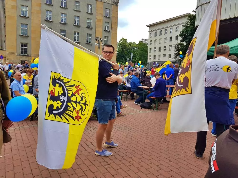 Morze żółto-niebieskich flag i hasła o  Górnym Śląsku, autonomii i samorządności - ulicami Katowic przeszedł 13. Marsz Autonomii. Wydarzenie organizowane jest przez Ruch Autonomii Śląska na pamiątkę przyznania autonomii przedwojennemu województwu śląskiemu.