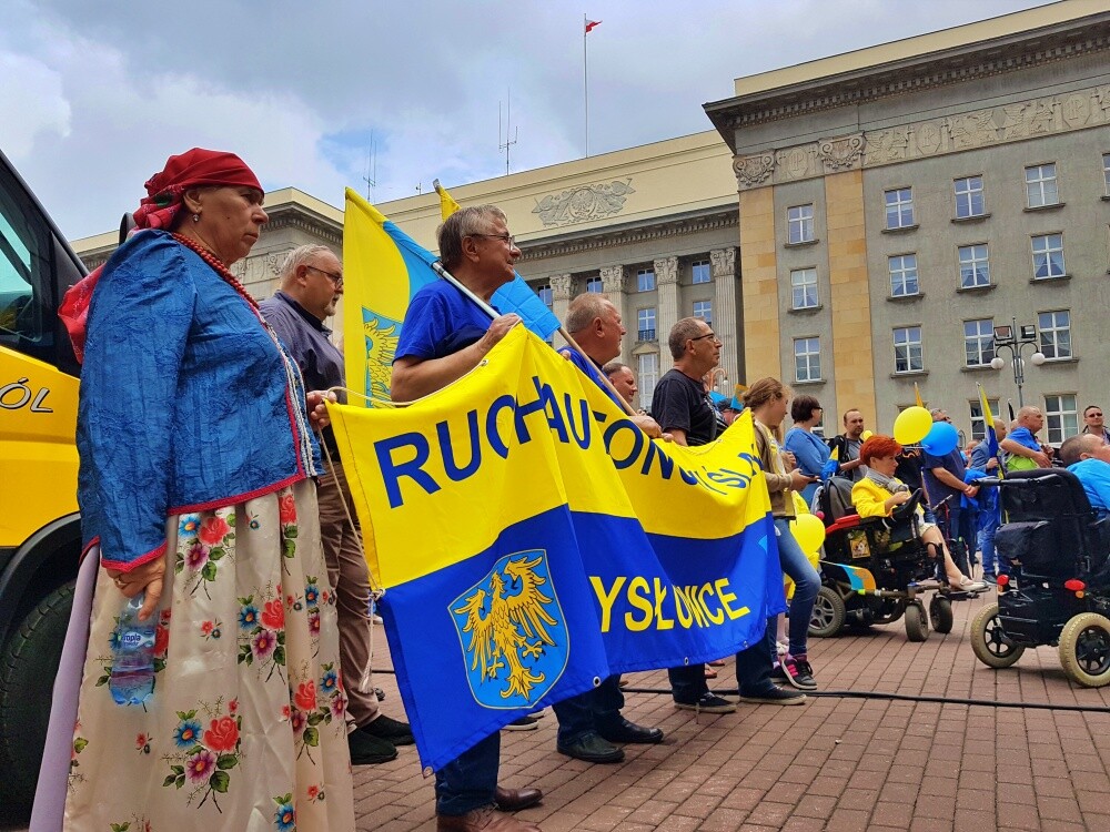 Morze żółto-niebieskich flag i hasła o  Górnym Śląsku, autonomii i samorządności - ulicami Katowic przeszedł 13. Marsz Autonomii. Wydarzenie organizowane jest przez Ruch Autonomii Śląska na pamiątkę przyznania autonomii przedwojennemu województwu śląskiemu.